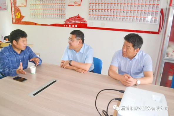 聽取社區(qū)工作人員對社區(qū)基本情況和群眾反映的意見、需求的介紹.jpg